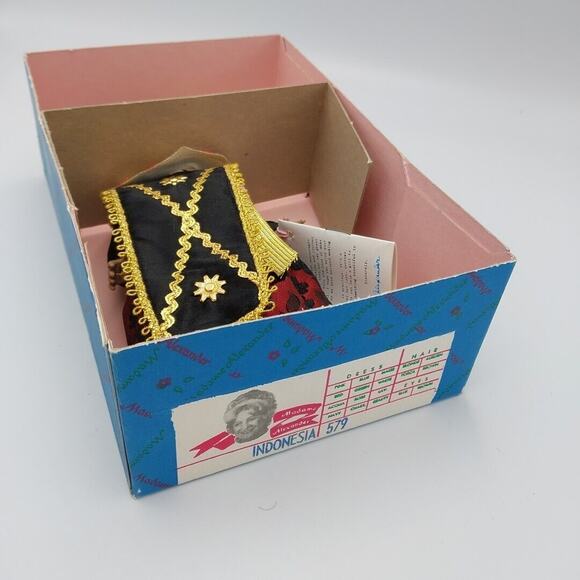 Madame Alexander *Indonesia* doll‎ #579 Original Box - Picture 2 of 3